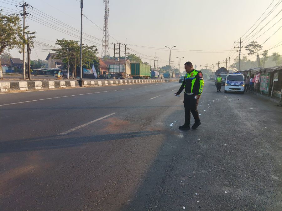Pengendara Motor Tewas Usai Tabrak Truk Parkir di Trowulan Mojokerto
