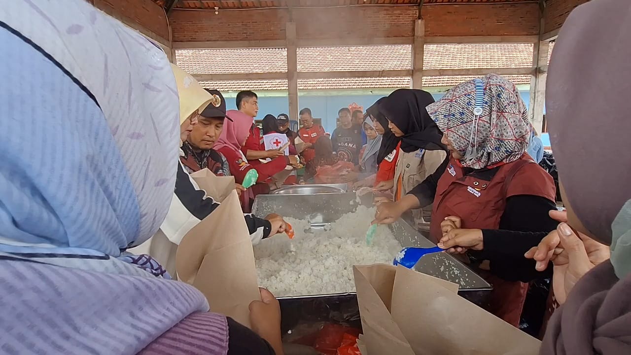 Dapur Umum Layani 5.000 Nasi Bungkus untuk Korban Banjir di Mojokerto