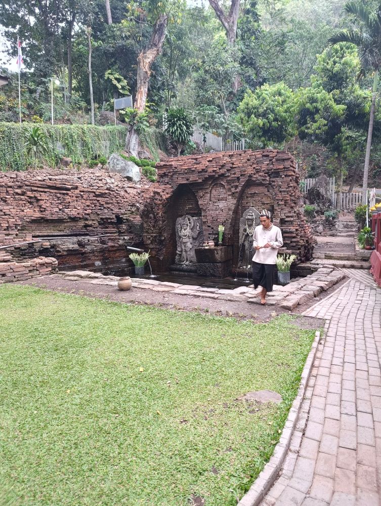 Candi Belahan, Terletak di Perbatasan Mojokerto-Pasuruan, Relief Dindingnya Menjadi Daya Tarik