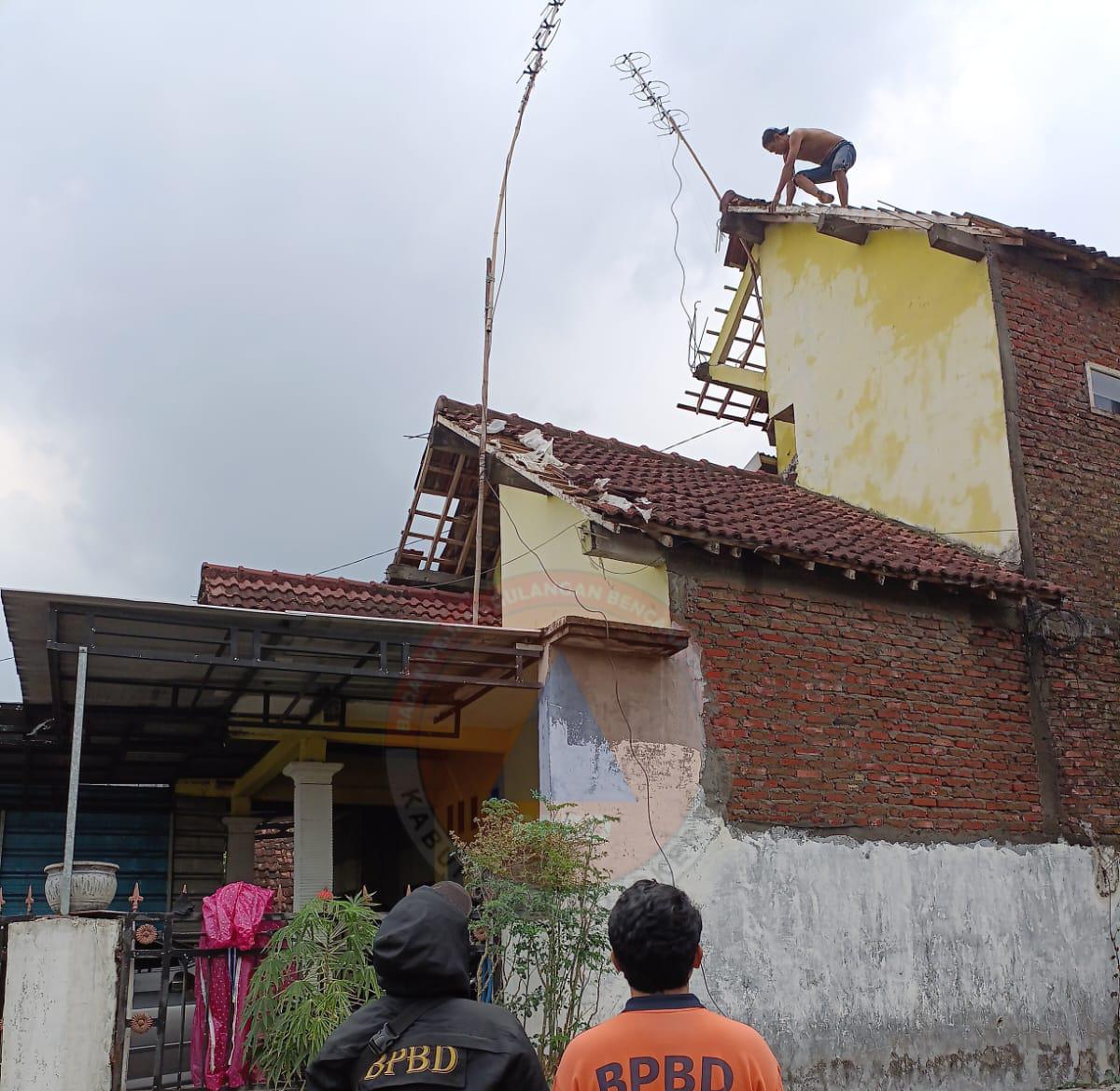 Angin Kencang Terjang rumah di Jetis Mojokerto