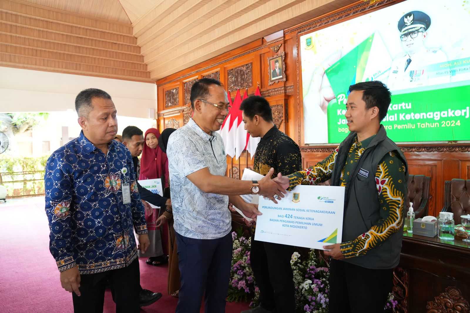 Pemkot Mojokerto Salurkan Jamsostek bagi 3.256 Penyelenggara Pemilu 2024