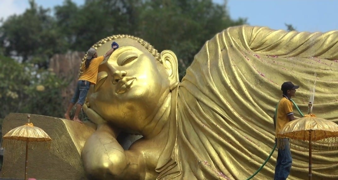 Sambut Waisak 2025, Patung Buddha Tidur Terbesar di Indonesia Dimandikan