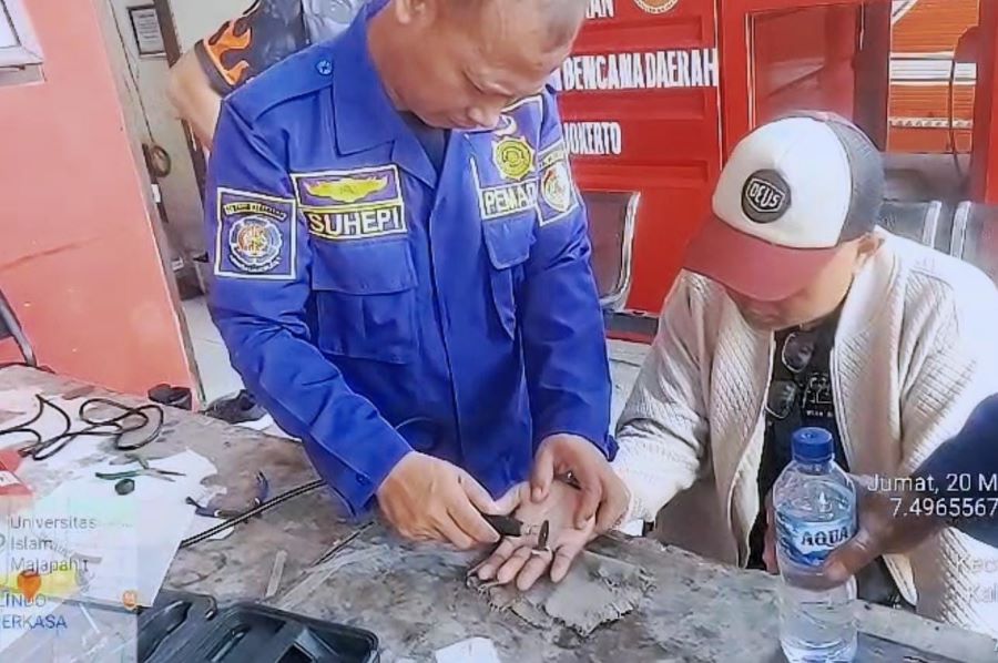 Jari Bengkak dan Luka gara-gara Cincin Tak Bisa Dilepas, Warga Mojokerto Minta Bantuan ke Damkar