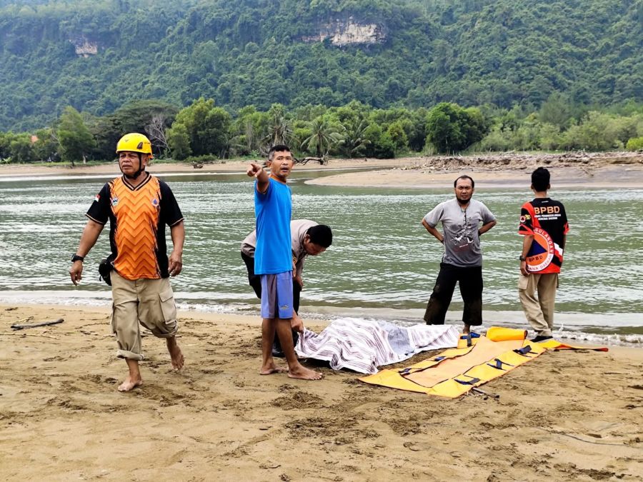 Keluarga Asal Kedungmaling, Sooko Mojokerto Alami Kecelakaan Laut di Pacitan