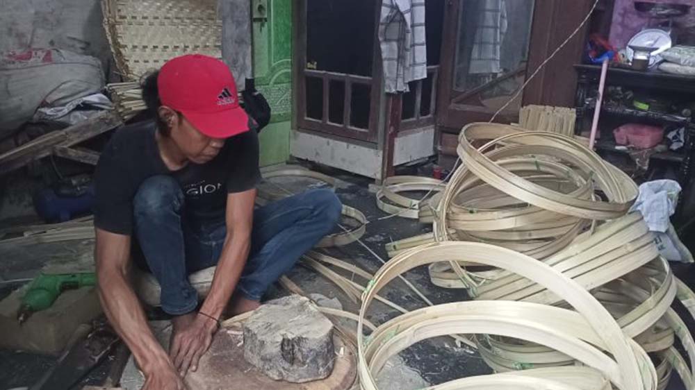 Kerajinan Tampah Bambu di Centong Mojokerto Tetap Bertahan Melawan Bahan Plastik