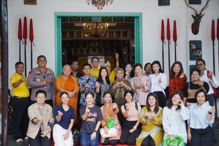 Bhante Luong Po dari Thailand Kunjungi Museum Gubug Wayang Mojokerto
