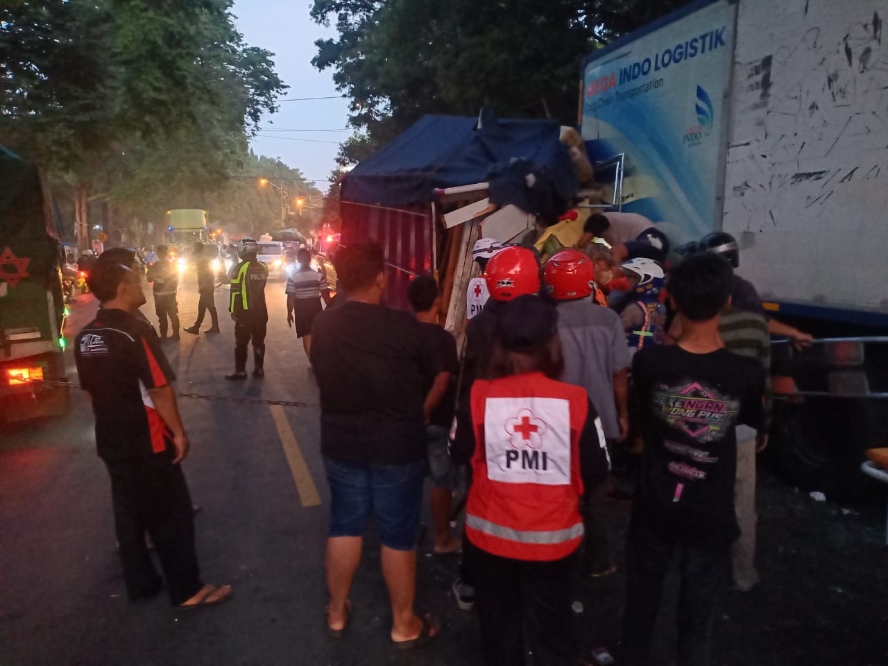  Truk Mitsubishi Tabrak Truk Hino di Mojokerto, Dua Orang Terluka