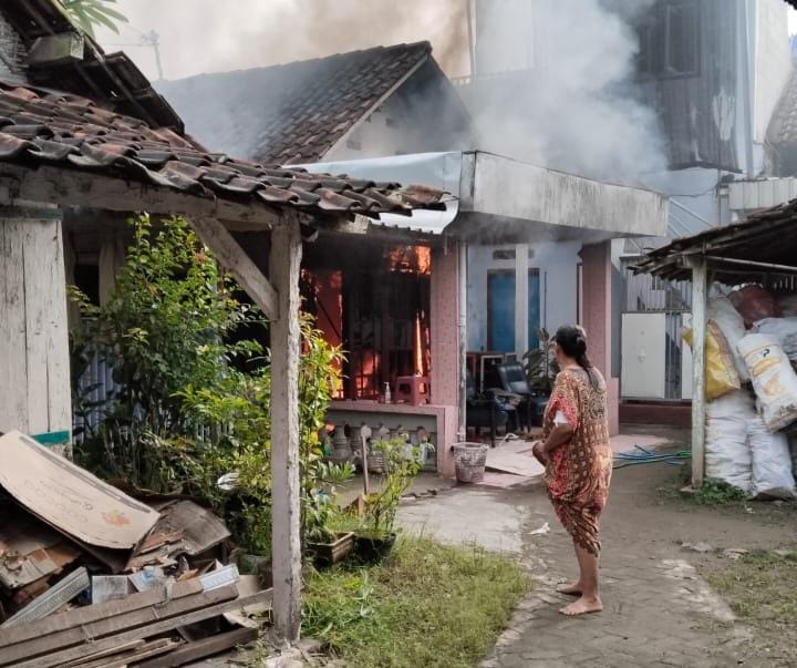 Rumah di Gedeg Mojokerto Terbakar, Dua Unit PMK Diterjunkan