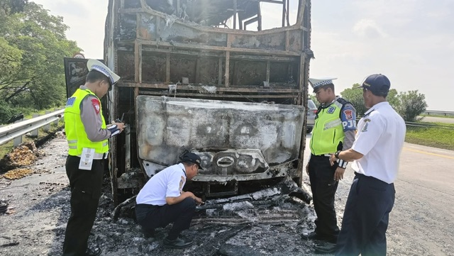 Bus Pahala Kencana Terbakar di Tol Jombang - Mojokerto, Kerugian Ratusan Juta