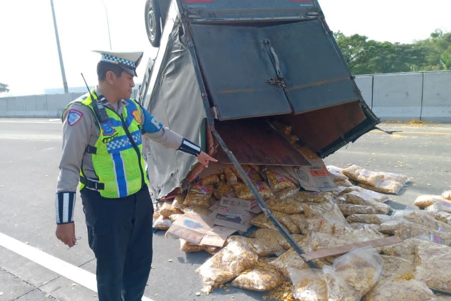Pikap Muatan Makanan Ringan Terguling di Tol Surabaya-Mojokerto Akibat Ban Lepas