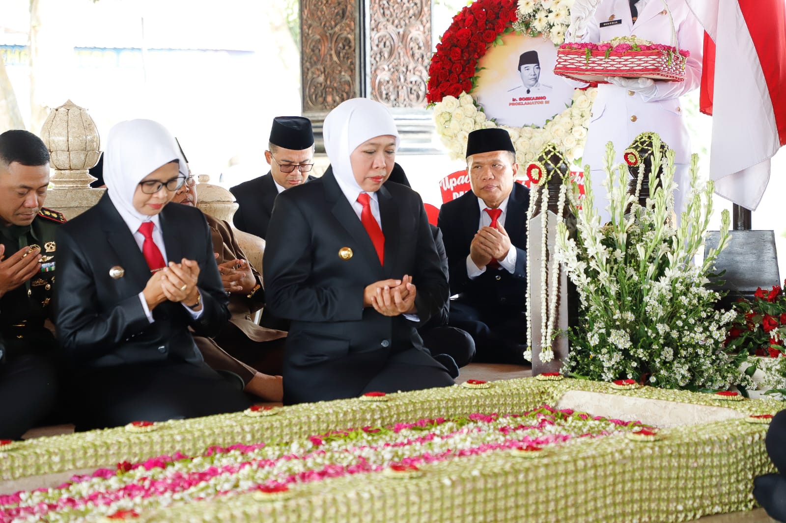 Ziarah Makam Proklamator RI, Gubernur Khofifah Ajak Masyarakat Teladani Perjuangan Bung Karno