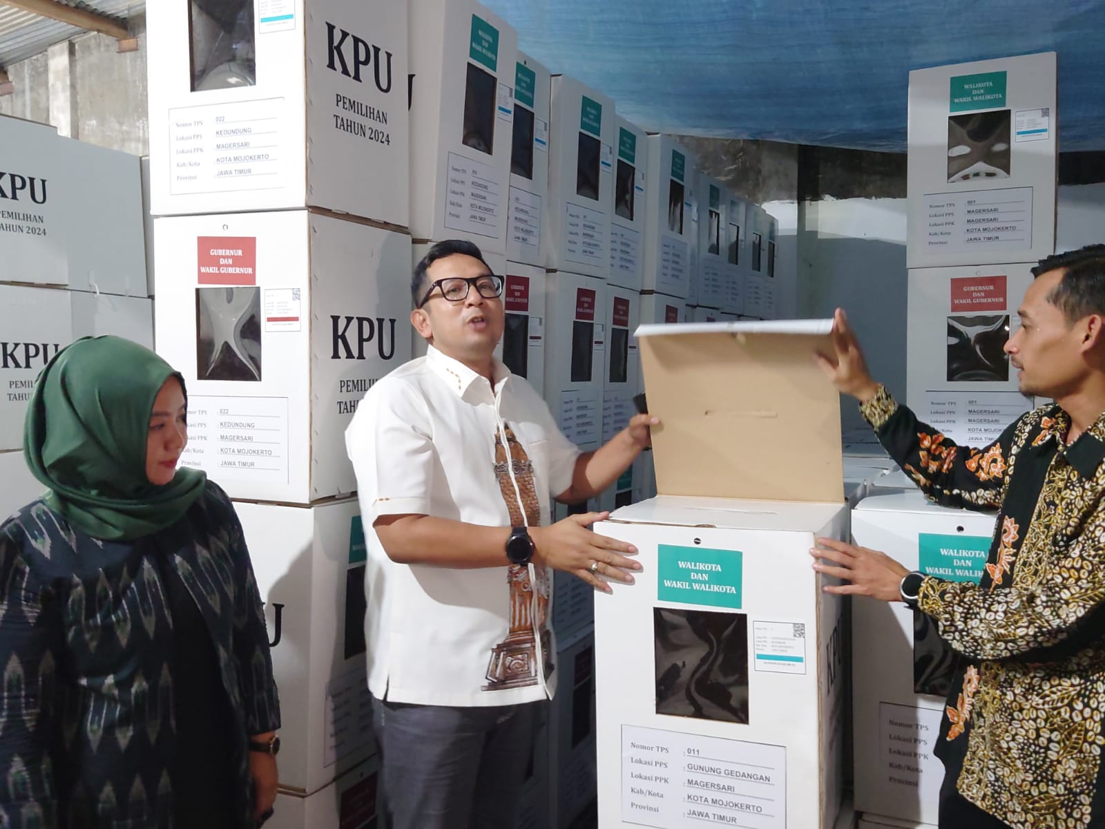 Pilkada Serentak 2024, Pj Wali Kota Mojokerto Cek Kesiapan Logistik di Gudang KPU 