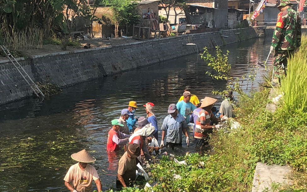 Prokasih, DLH Bersama Aliansi Air dan Disway Mojokerto, Bersihkan Sampah Sungai Tekuk di Desa Pekuwon, Bangsal