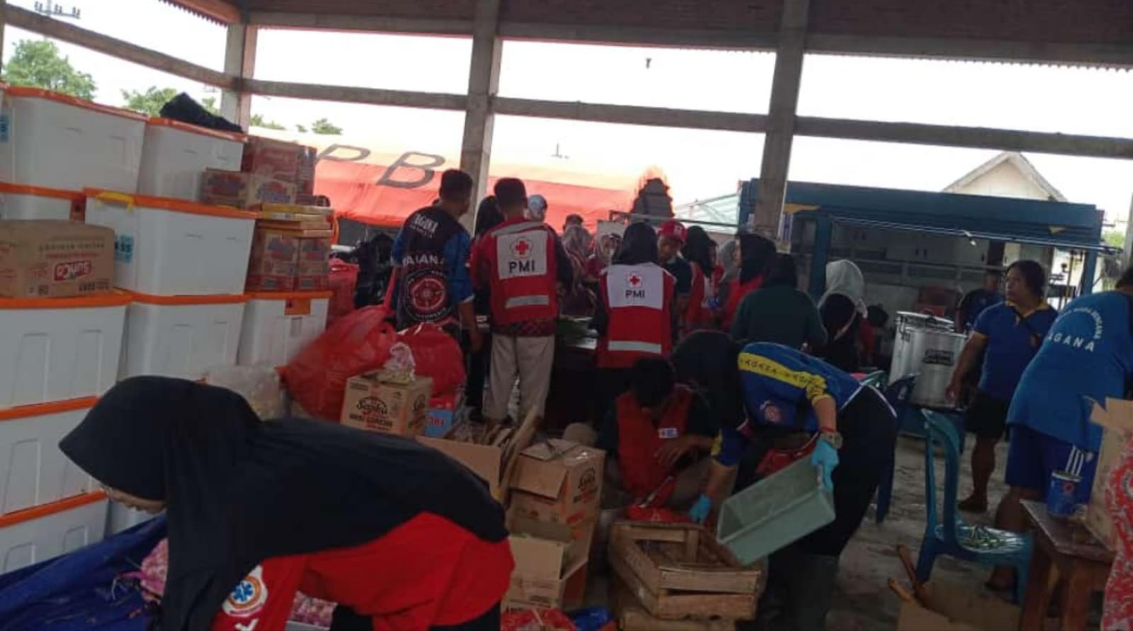 Layani Pengungsi, Dapur Umum disiapkan Bagi Korban Banjir di Mojokerto