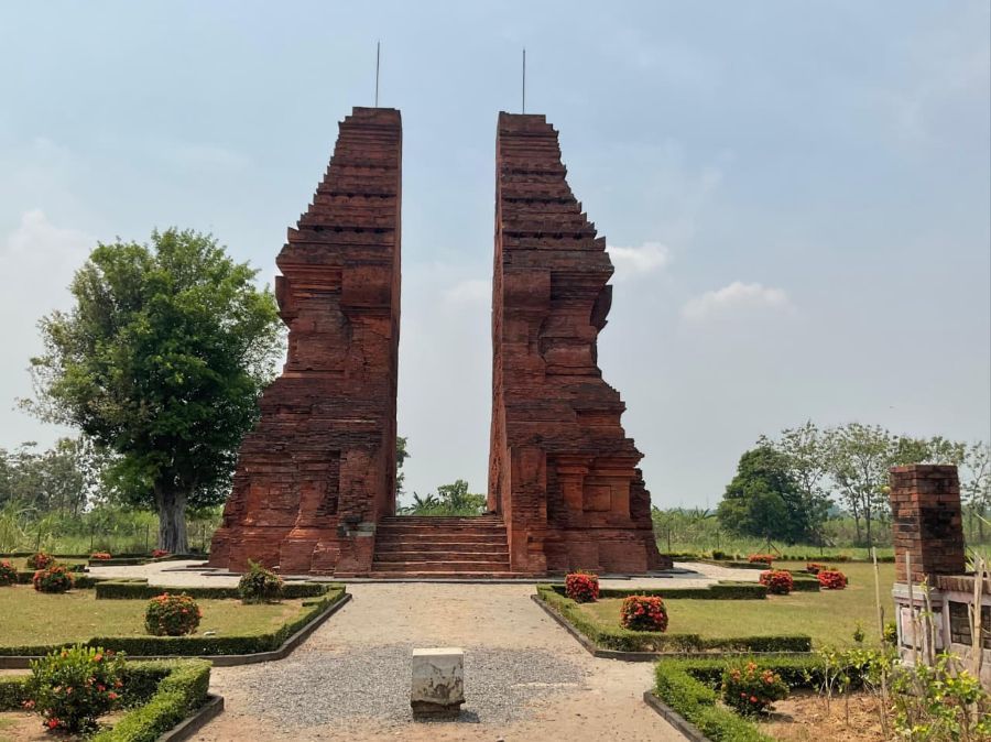 Gapura Wringin Lawang Peninggalan Kerajaan Majapahit, Gerbang Megah yang Menyimpan Cerita