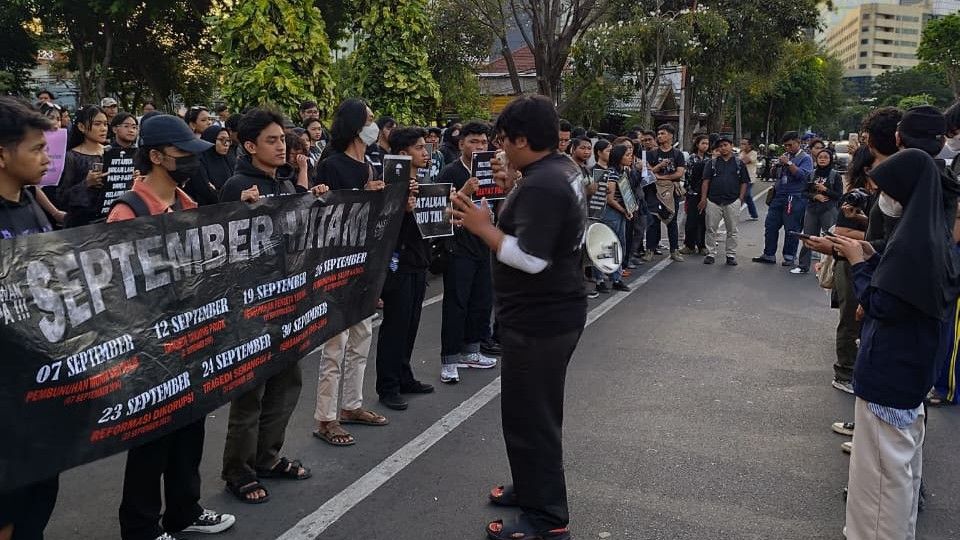 Aksi Kamisan Surabaya Angkat Isu September Hitam dan Korban Demonstrasi