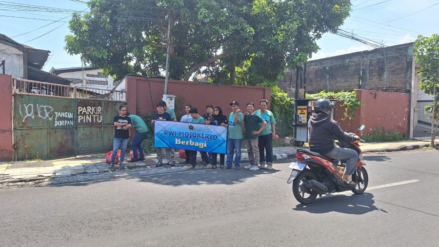 PWI Mojokerto Gelar Agenda Rutin Jumat Berkah, Dukung UMKM Lokal Lewat Nasi Bungkus