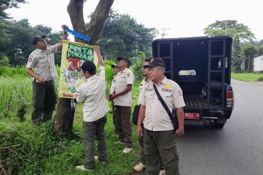 Langgar Perda, Puluhan Reklame Insidentil di Mojokerto Ditertibkan Petugas