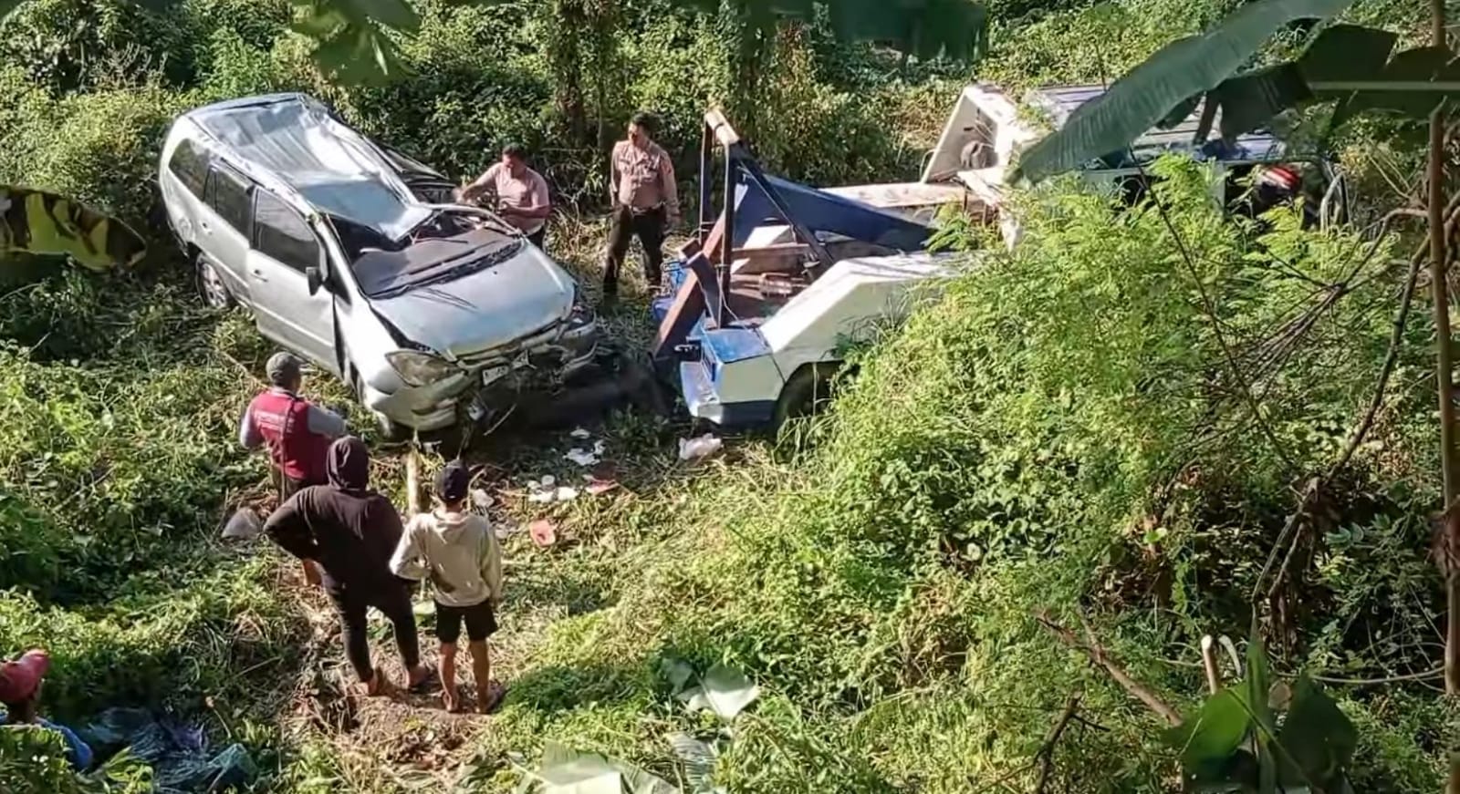 Mobil Masuk Jurang di Ngoro Mojokerto, Pengemudi Patah Tulang dan Penumpang Luka-Luka 