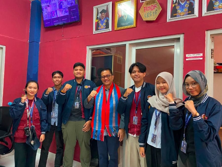 KKN Internasional di Timor-Leste, Mahasiswa Unej Ajari Siswa SD Cara Sikat Gigi yang Benar