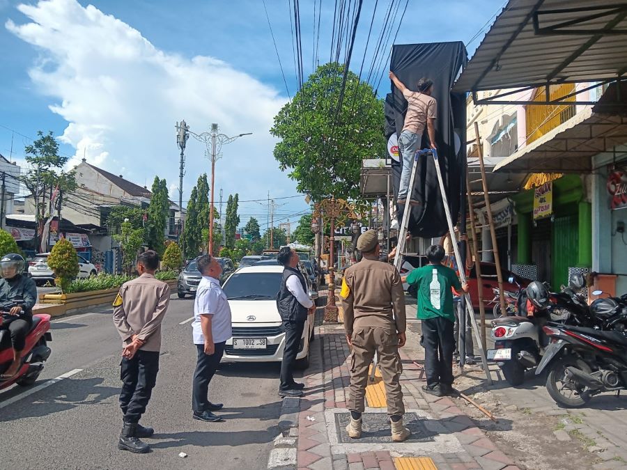 Satu Toko Minhol Ditutup Operasionalnya oleh Pemkot Mojokerto
