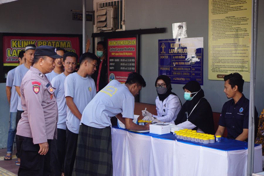 Petugas dan Warga Binaan Lapas Mojokerto Jalani Tes Urine