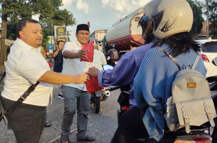 Kali Ini, PWI Mojokerto Gandeng PT Athariz Bagi-Bagi Takjil di Mojosari