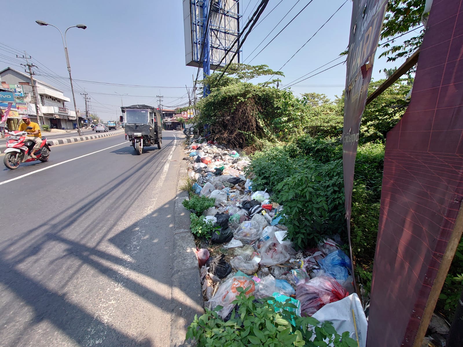 Tumpukan Sampah di Pinggir Eks Pasar Kedungmaling Jadi Sorotan Pengguna Jalan