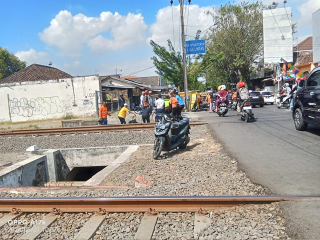 Terobos Jalur KA, Pasutri Pemotor di Terserempet KA Sancaka, Terlempar Masuk Parit