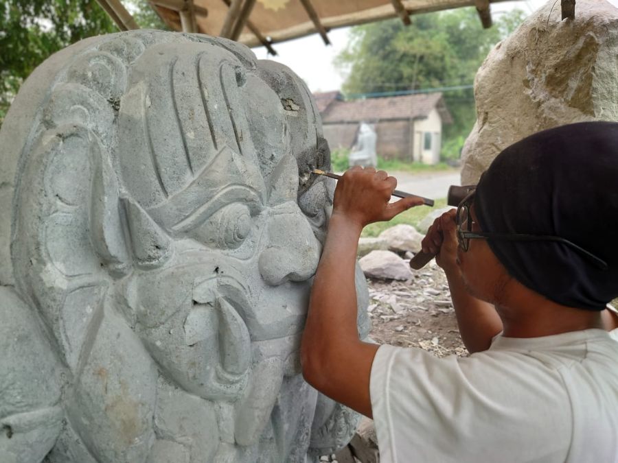 Bertahan Puluhan Tahun, Perajin Patung Trowulan Terancam Gangguan Pernapasan, Harap Solusi dari Pemkab Mojoker