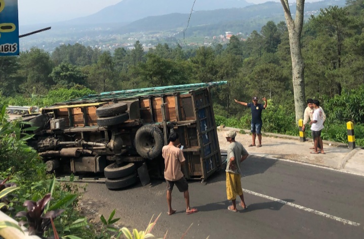 Truk Terguling di Jalan Raya Cangar – Pacet Mojokerto, Diduga Rem Blong