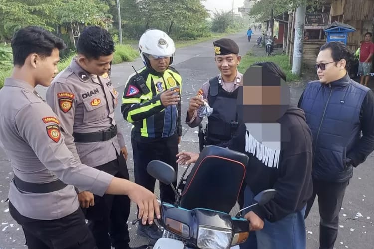 Dua Remaja di Mojokerto Diamankan Polisi Saat Bawa Bubuk Petasan 68 Gram