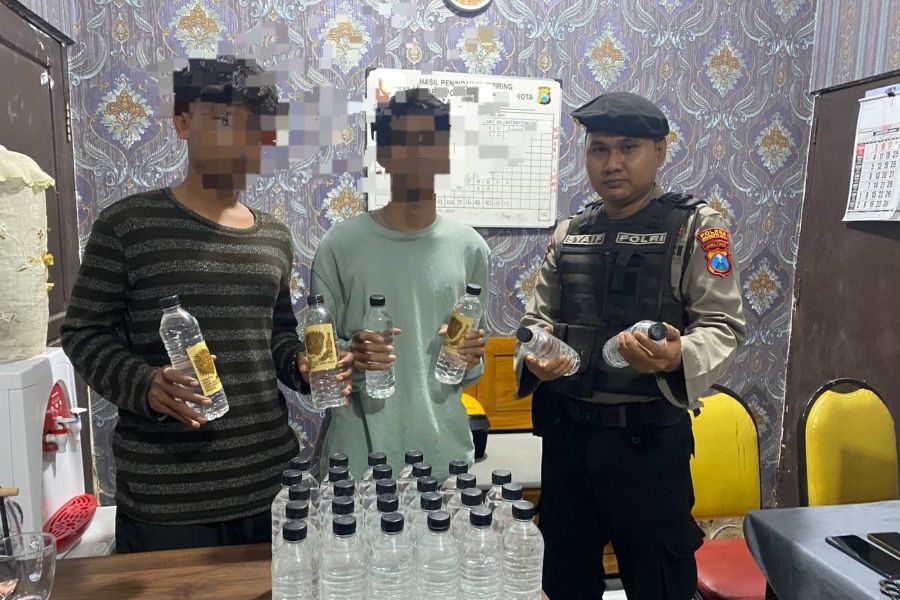 Dua Remaja Asal Surabaya Diamankan Jual Arak Bali di Mojokerto, 33 Botol Disita Polisi