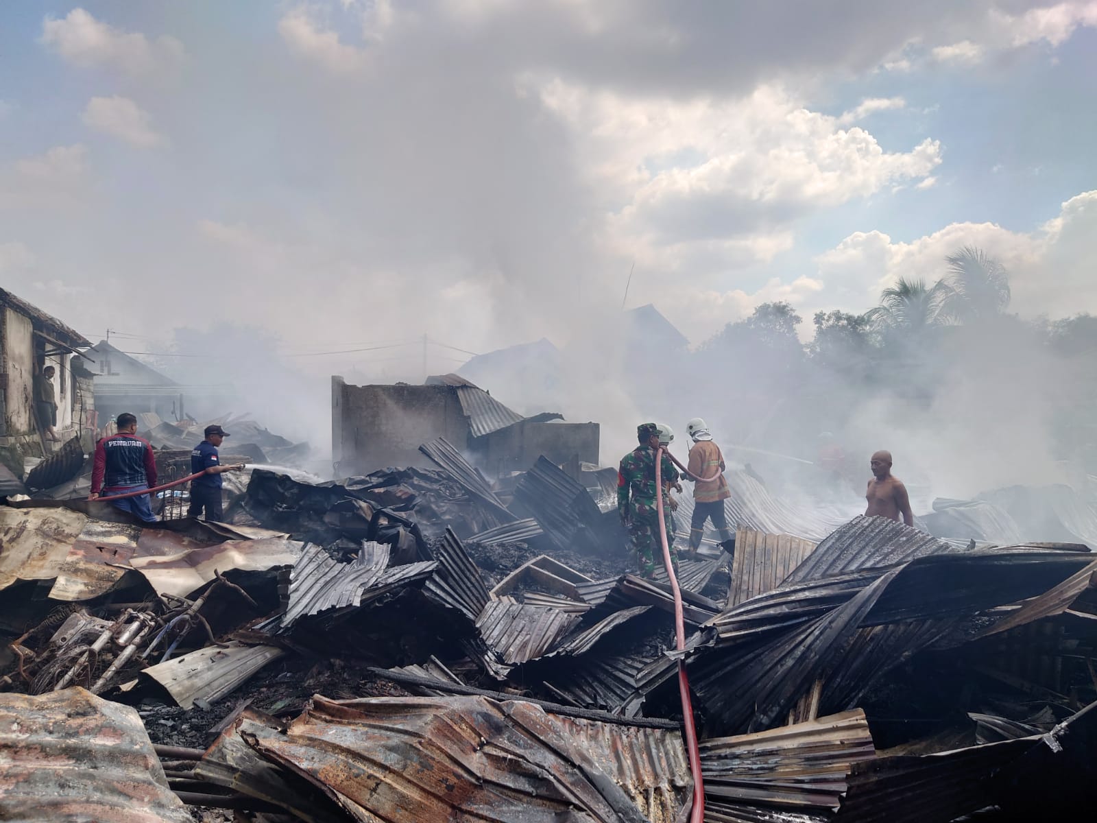 3 Rumah dan 1 Gudang Rongsokan di Dawarblandong Mojokerto Terbakar
