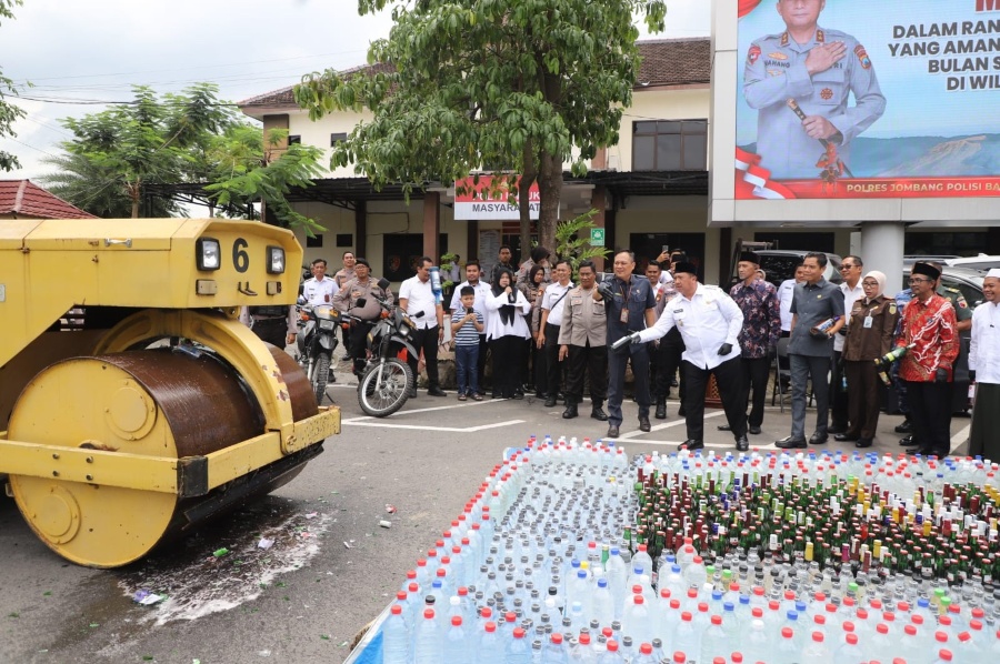 Ribuan Botol Miras Dimusnahkan, Bupati dan Kapolres Wujudkan Jombang Zero Miras