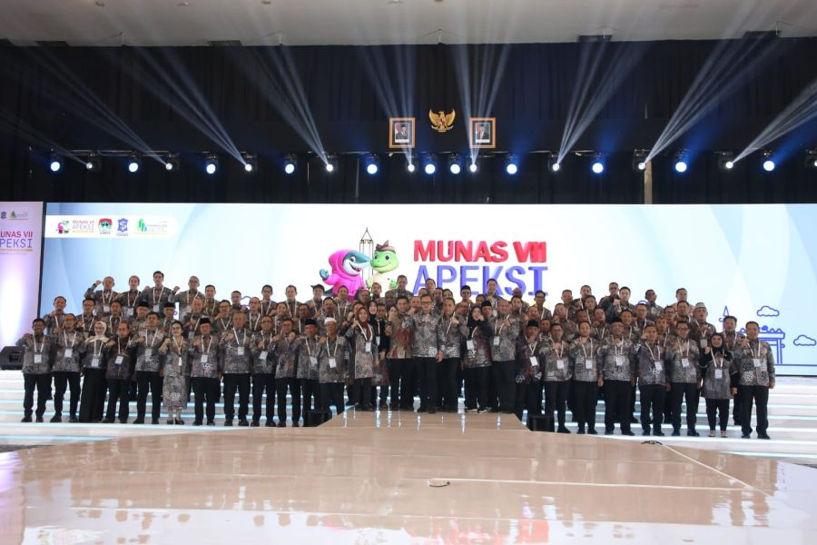 Promosikan Produk Unggulan, Ning Ita Bagikan Sepatu untuk Para Wali Kota di Munas APEKSI