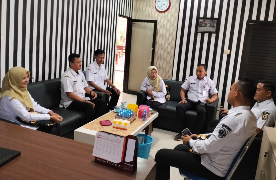 Tingkatkan Layanan di Tingkat Kecamatan, Dispendukcapil Jember Sidak Kecamatan Ajung