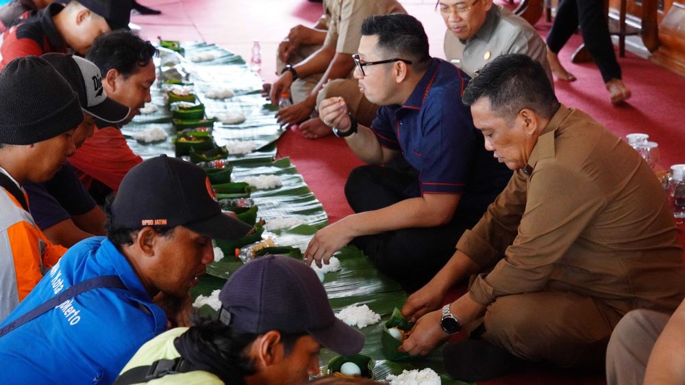 159 Orang Pasukan Gerak Cepat DLH Makan Siang Bersama Mas PJ