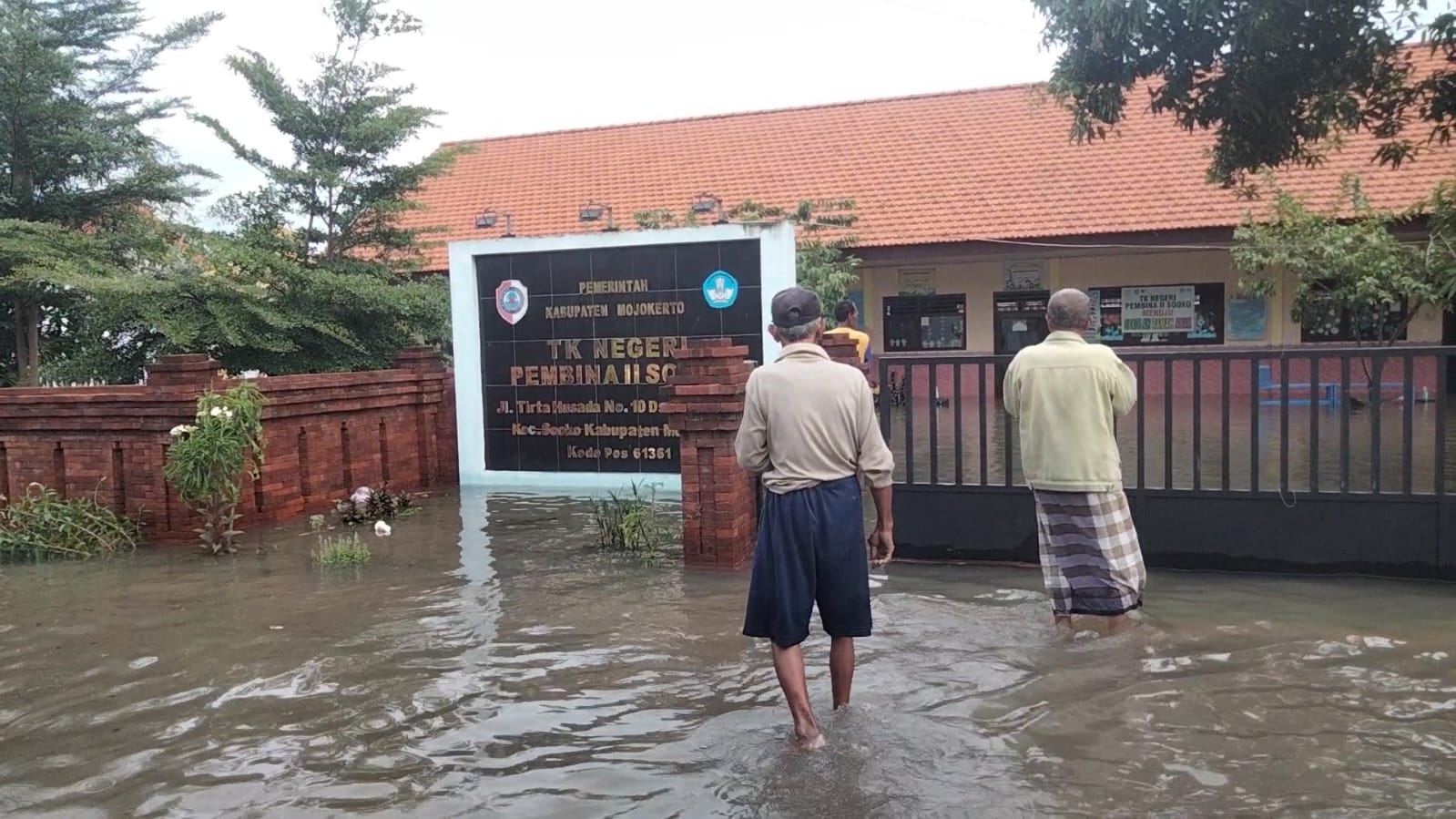 Sekolah di Tempuran Mojokerto Terendam Banjir, Siswa Terpaksa Diliburkan