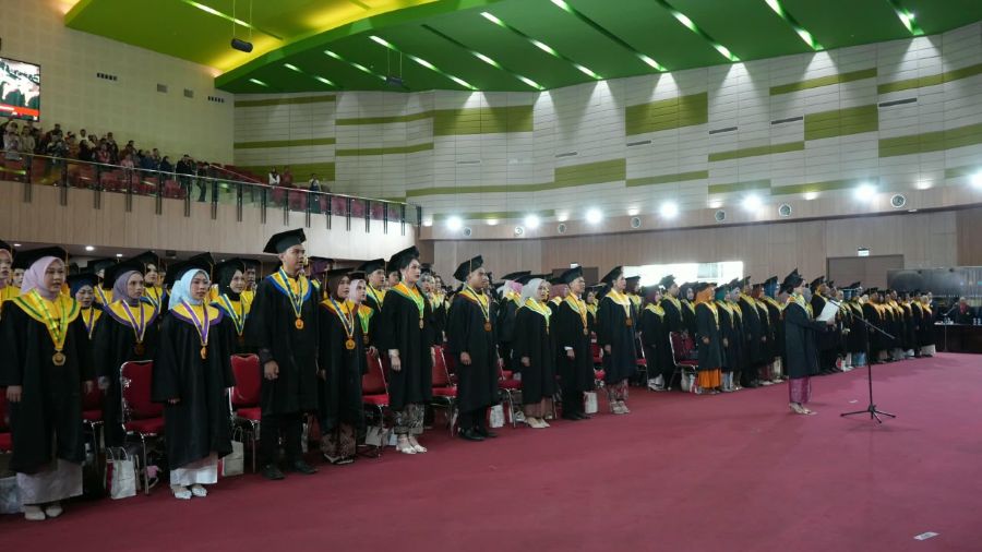 800 Lulusan Unej Kenakan Toga, Rektor Titip Empat Bekal untuk Masa Depan
