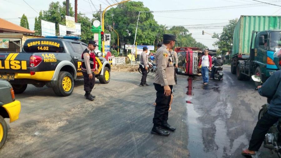 Truk Bermuatan Tebu Terguling di Pungging Mojokerto, Diduga Sopir Gagal Kendalikan Setir
