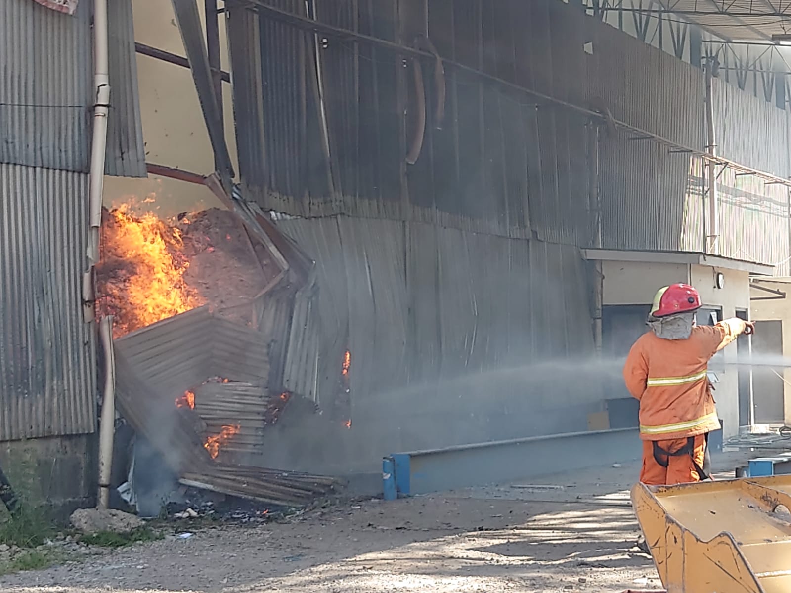 Gudang Penyimpanan Kertas di Mojokerto Terbakar