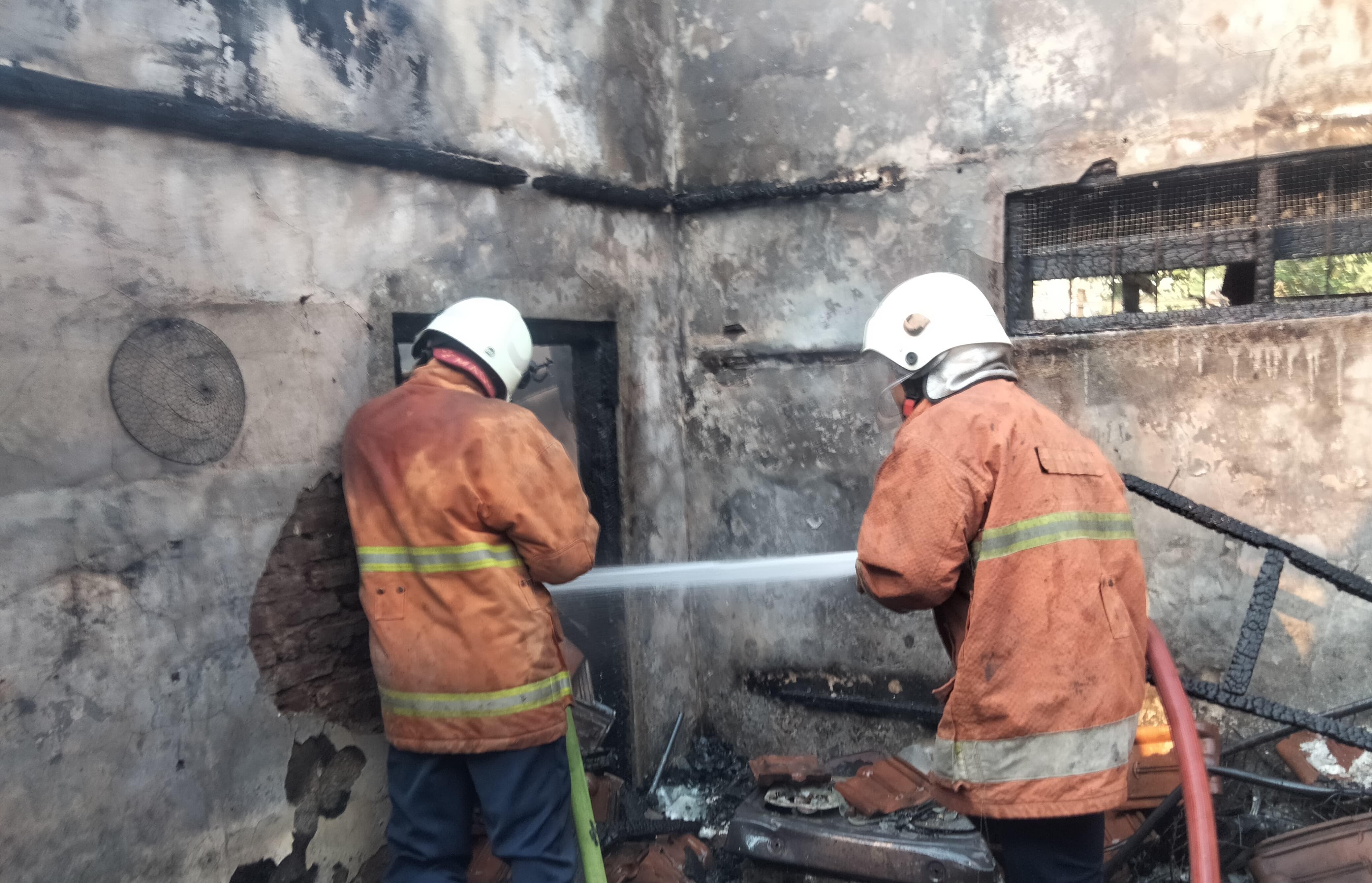 Lupa Matikan kompor, Dapur Sebuah Rumah di Jatirejo Mojokerto terbakar