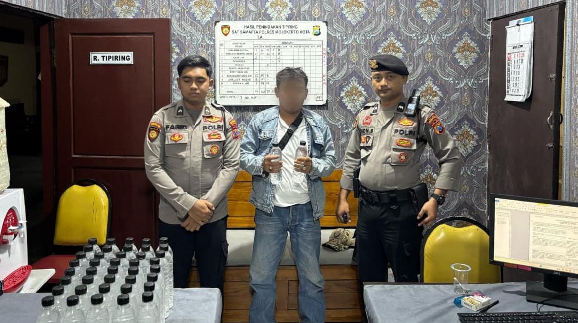 Penjual Miras Ilegal Ditangkap di Mojokerto, 50 Botol Diamankan
