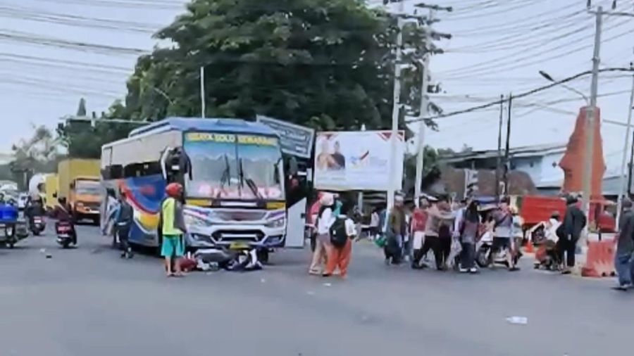Terobos Lampu Merah, Bus Sugeng Rahayu di Mojokerto Tabrak Pemotor