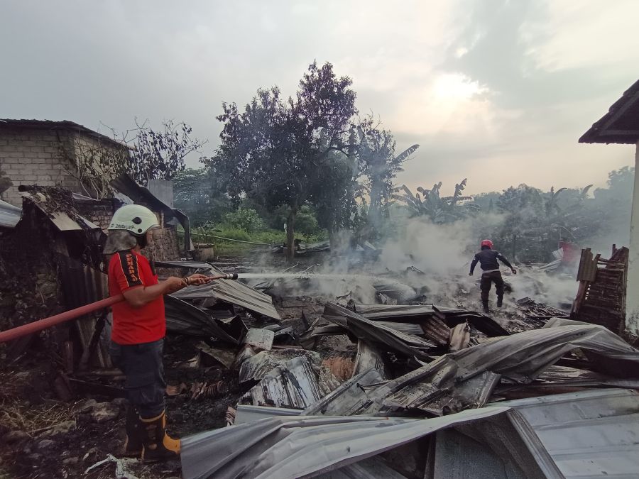 Diduga Korsleting Listrik, Warung Makan dan Kopi di Mojosari Hangus Terbakar