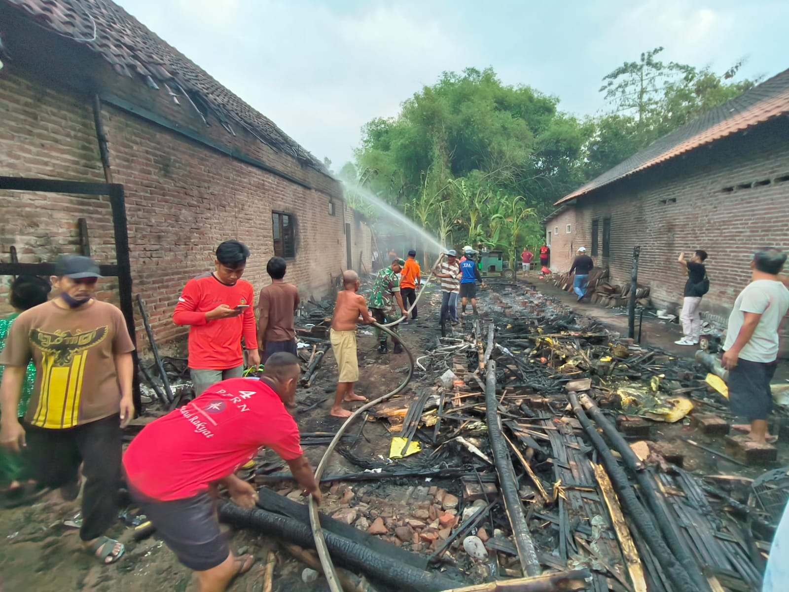 Gudang Penyimpanan Spon di Mojokerto Terbakar, Pemilik Gudang Dilarikan ke Rumah Sakit