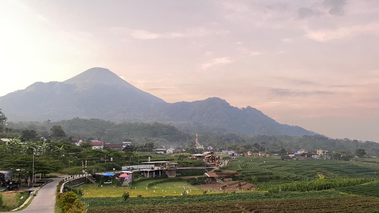 Menikmati Senja di Titik Nol Trawas, Pesona Alam di Kaki Gunung Penanggungan