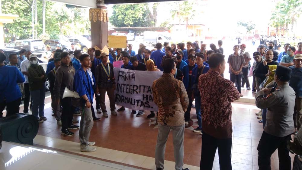 PMII dan PKL Mojokerto Gelar Aksi Demo Protes Penertiban Lapak PKL Modongan 