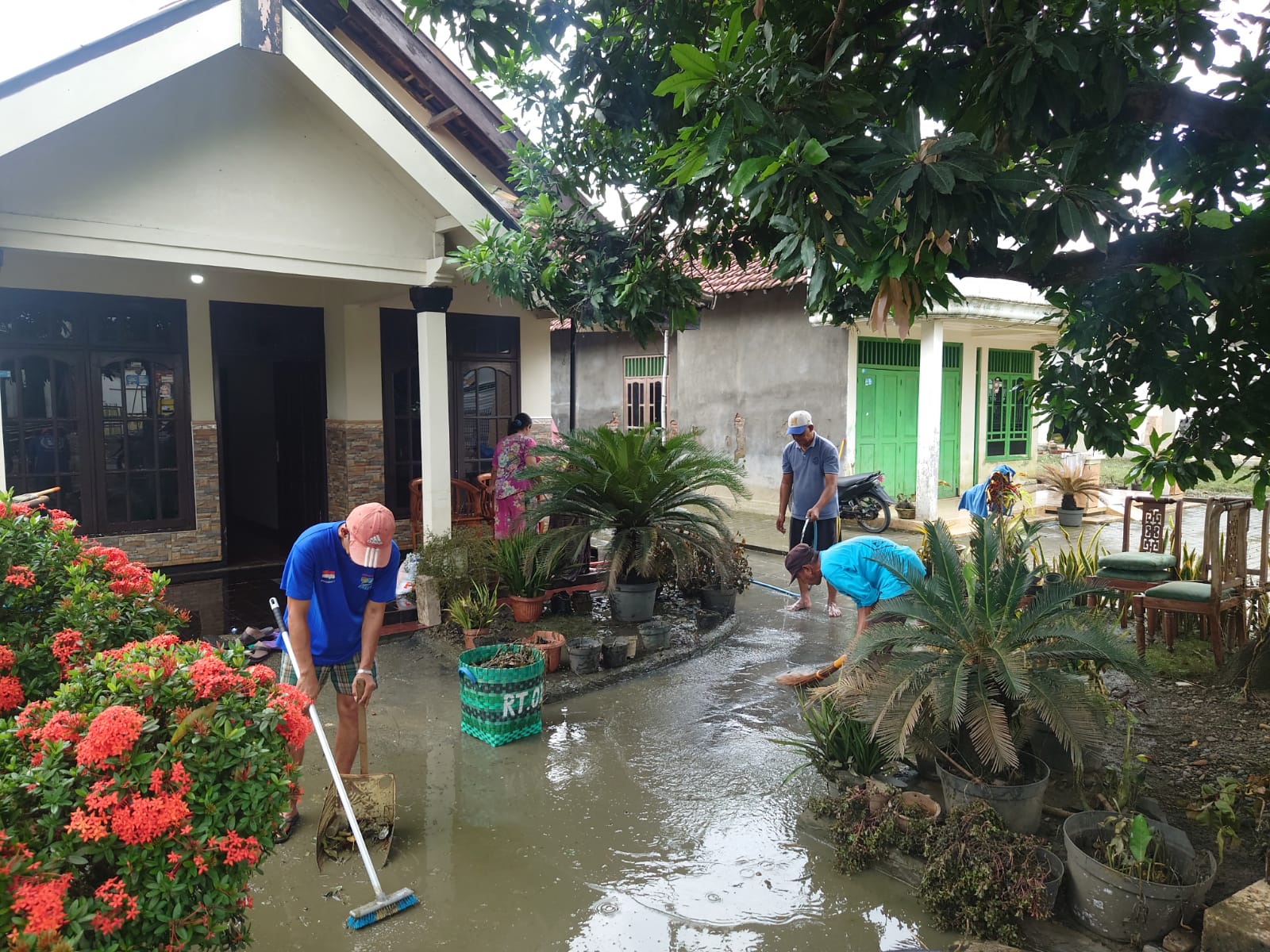 Banjir Dua Desa di Sooko Mojokerto Surut, Pengungsi Mulai Kembali ke Rumah